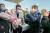 생일을 맞은 윤석열 국민의힘 대선후보가 18일 오전 서울 영등포구 국회의원회관 앞에서 지지자들로부터 축하를 받고 있다. [뉴스1]