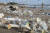 지난 13일(현지시간) 인도네시아 발리 캉구의 한 해변에서 관광객이 플라스틱 쓰레기 더미로 뒤덮인 해변을 걷고 있다. [EPA=연합뉴스] 