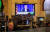 15일(현지시간) 미국 뉴욕증권거래소에 설치된 스크린에서 제롬 파월 미 연방준비제도 의장의 기자회견 모습이 중계되고 있다.[로이터=연합뉴스]