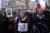 18일(현지시간) 프랑스 파리에서 시위대가 '백신 패스'에 반대하기 위해 운집했다.[AP통신=연합뉴스]