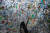 인도네시아의 한 환경 운동가가 플라스틱 쓰레기의 심각성을 일깨우기 위해 하루 동안 그레식 강에서 수집한 플라스틱 용기 4444개로 만든 설치물. [AFP=연합뉴스] 