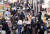 지난 11월 30일 마스크를 쓴 시민들이 도쿄 하라주쿠 상점가를 지나고 있다. [EPA=연합뉴스]