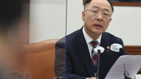홍남기 “무공해차 내년 50만대 보급, 예산 2조4000억 투입”