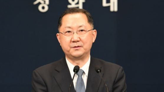 '아빠찬스 논란' 김진국 민정수석 사의…文, 말없이 즉각 수용