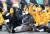 지난 7일 오후 태안화력발전소 앞에서 열린 고(故) 김용균 3주기 추모제에서 김씨의 어머니와 참석자들이 구호를 외치고 있다. 연합뉴스