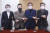 김의겸 열린민주당 의원(왼쪽 부터), 정봉주 전 의원, 우상호·송갑석 더불어민주당 의원이 기념촬영을 하고 있다. 임현동 기자