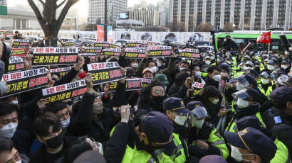 "죄인 취급하냐" 자영업자 분노···與이성만 단상 오르자 "꺼져"