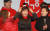 제18대 대통령 선거를 하루 앞둔 2012년 12월 18일 오후 서울 종로구 광화문광장에서 열린 박근혜 새누리당 대선후보 유세에서 박 후보가 청년유세지원단 '빨간운동화' 단원으로부터 사슴뿔 머리띠를 선물 받으며 환하게 웃고 있다. 중앙포토