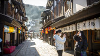 "2만원 내고 일본여행" MZ세대 몰리는 동두천 기묘한 마을