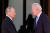 조 바이든(오른쪽) 미국 대통령과 블라디미르 푸틴 러시아 대통령이 지난6월16일(현지시간) 정상 회담이 열리는 스위스 제네바의 '빌라 라 그랑주'에 도착해 악수하고 있다. [AP=뉴시스]