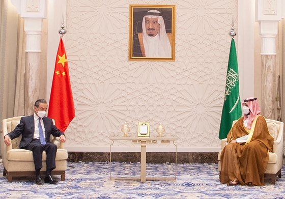 지난 3월 사우디왕궁에서 무함마드 빈 살만 왕세자(오른쪽)와 왕이 중국 외교부장이 만났다. 연합뉴스