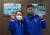 삼성과 FA 계약을 체결한 포수 강민호(오른쪽)가 24일 대구 삼성 라이온즈 파크에서 원기찬 대표이사와 기념 촬영을 하고 있다. [사진 삼성]