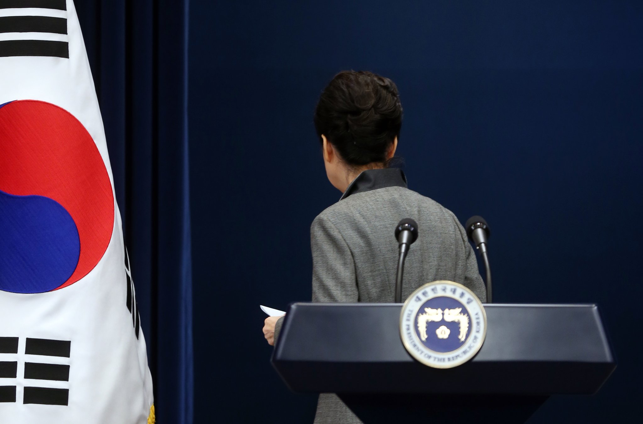 박근혜 대통령이 2016년 11월 29일 청와대 브리핑룸에서 3차 대국민담화를 발표한 후 퇴장하고 있다. 김성룡 기자
