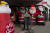 지난 20일 미국 캘리포니아주 잉글우드에 크리스마스를 맞아 산타클로스 장식을 한 상점에서 한 소비자가 카트를 끌고 나오고 있다. [AP=연합뉴스]