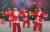  이재명 더불어민주당 대선후보와 부인 김혜경씨가 산타복장을 입고 캐럴에 맞춰 '댄스배틀'을 펼치고 있다. [이 후보 유튜브 캡처]