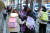 13일 오전 서울시내 한 초등학교에서 학생들이 등교를 하고 있다. 뉴스1