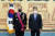 문재인 대통령이 지난 7월 1일 오전 청와대에서 이임 한미 연합사령관 서훈식을 마친 뒤 로버트 에이브럼스 한미연합사령관과 기념촬영을 하고 있다. 청와대사진기자단
