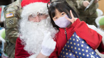 “평생 기억에 남을 성탄절”…소원 이뤄준 푸른 눈의 ‘군인 산타’