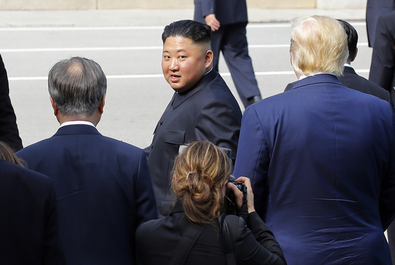 김정은 북한 국무위원장이 2019년 판문점에서 문재인 대통령과 도널드 트럼프 당시 미국 대통령의 배웅을 받으며 군사분계선을 넘어 북측으로 돌아가다 뒤돌아보고 있다. [청와대사진기자단]