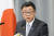 지난 24일 일본 총리관저에서 열린 기자회견에서 베이징 겨울 올림픽에 대한 외교적 보이콧 입장을 밝히고 있는 마쓰노 히로카츠 일본 관방장관. AP=연합뉴스