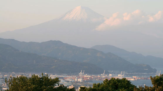 일본 4.9 지진 3시간뒤 5.4···"후지산 대폭발 전조일수도"