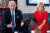 조 바이든 미국 대통령과 질 바이든 대통령 부인이 성탄절인 25일(현지시간) 백악관에서 해외 주둔 미군 장병들과 영상으로 대화하고 있다. 새로 식구가 된 애완견 '커맨더'가 함께 했다. [AFP=연합뉴스]