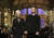 지난 5월 8일 NBC의 '새터데이 나잇 라이브'에 아들 일론 머스크(오른쪽) 테슬라 CEO와 출연한 메이 머스크. AP=연합뉴스