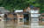 브라질 바이아주 이타마라주 근처의 주택가가 26일 범람한 강물에 잠겨있다. AFP=연합뉴스