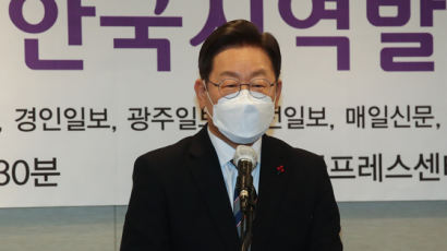 李 '전두환 공과' 발언 16일만에 사과 "매우 부적절, 실수다"