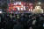 시민들이 크리스마스 이브인 24일 서울 중구 신세계 본점 외벽에 설치된 초대형 미디어 파사드 영상을 관람하고 있다. [뉴스1]. 