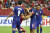 인도네시아 아스나위(가운데)가 스즈키컵 4강 2차전에서 페널티킥을 실축한 싱가포르의 파리스 람리를 조롱하고 있다. [AP=연합뉴스]