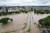 브라질 바이아주 이타부나 시의 강이 상류의 댐 붕괴에 의한 홍수로 범람하고 있다. 로이터=연합뉴스