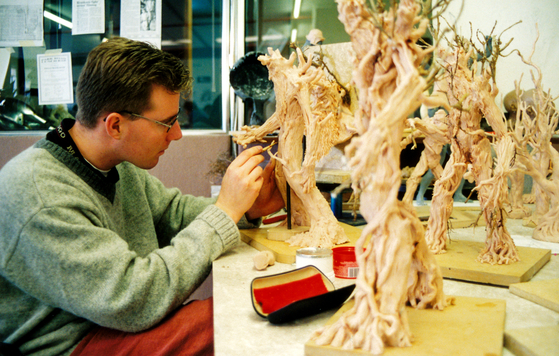 '반지의 제왕' 제작 당시 다니엘 팔코너가 숲의 정령 '나무 수염' 모형을 작업하고 있다. [사진 뉴질랜드 관광청]