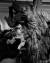 '반지의 제왕' 제작 당시 다니엘 팔코너가 숲의 정령 '나무 수염' 모형과 함께 포즈를 취했다. [사진 뉴질랜드 관광청]