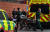 지난 27일 영국 런던 로얄 병원에 국민보건서비스(NHS) 구급차량과 직원이 의료장비를 나르고 있다. [EPA=연합뉴스] 