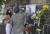 남아공의 입법 수도 케이프타운의 세인트루이스 대성당에서 26일(현지시간) 시민들이 데스몬드 투투 성공회 대주교 사진 옆에 꽃을 놓고 있다. [AP=연합뉴스]