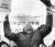 데스몬드 투투 남아공 대주교가 1986년 1월 8일 미국 워싱턴D.C.의 남아공 대사관 밖에서 열린 군중 시위에 참석해 손을 흔들고 있다.. [AP=연합뉴스]