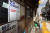 서울 성북구 한 가게에 "살고 싶습니다"라는 제목의 포스터가 붙어 있다. 영업제한 조치로 생존권 위협과 억울함을 호소하는 내용이다. 연합뉴스