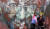 남아공화국 케이프타운 시민들이 28일 지난 26일 선종한 에메리투스 데스몬드 투투 대주교의 벽화 앞에서 기념사진을 찍고 있다. 90세로 선종한 투투 대주교의 장례미사는 새해 1월 1일 거행된다. AP=연합뉴스