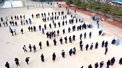 [사진] 코로나 검사 기다리는 중학생들