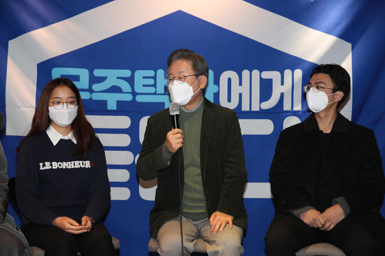 이재명 더불어민주당 대선 후보가 지난 7일 오후 서울 마포구 한 모임 공간(앤드스페이스)에서 무주택자들과 ‘주택청약 사각지대’ 간담회를 하고 있다. 국회사진기자단