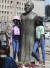 케이프타운 시민들이 28일 V&A 워터프런트의 투투 대주교 동상에서 기념사진을 찍고 있다. AP=연합뉴스