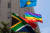 케이프타운 세인트 조지 성당에 28일 성공회 단체 깃발, 인종차별정책에 맞서 인종혼합의 상징인 무지개 깃발, 조기로 걸린 남아공 국기가 펄럭이고 있다. AFP=연합뉴스