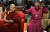 생전의 투투 대주교(오른쪽). 2008년 4월 15일 미국 시애틀 워싱턴대학교에서 달라이 라마를 만나 "무선 마이크를 얼굴에 다니까 마이클 잭슨이 된 기분"이라며 춤을 추고 있다. AP=연합뉴스