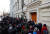 러시아 모스크바의 대법원 앞에 28일(현지시간) 메모리얼 인터내셔널의 지지자들과 기자들이 모여있다. [로이터=연합뉴스]