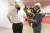 보리스 존슨 영국 총리가 29일 잉글랜드 버킹엄셔카운티 밀턴케이스에 위치한 백신접종센터에 방문해 관계자의 설명을 듣고 있다. AFP=연합뉴스