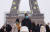 프랑스 파리의 에펠탑 근처 트로카데로 광장을 지나는 사람들.[신화통신=연합뉴스]