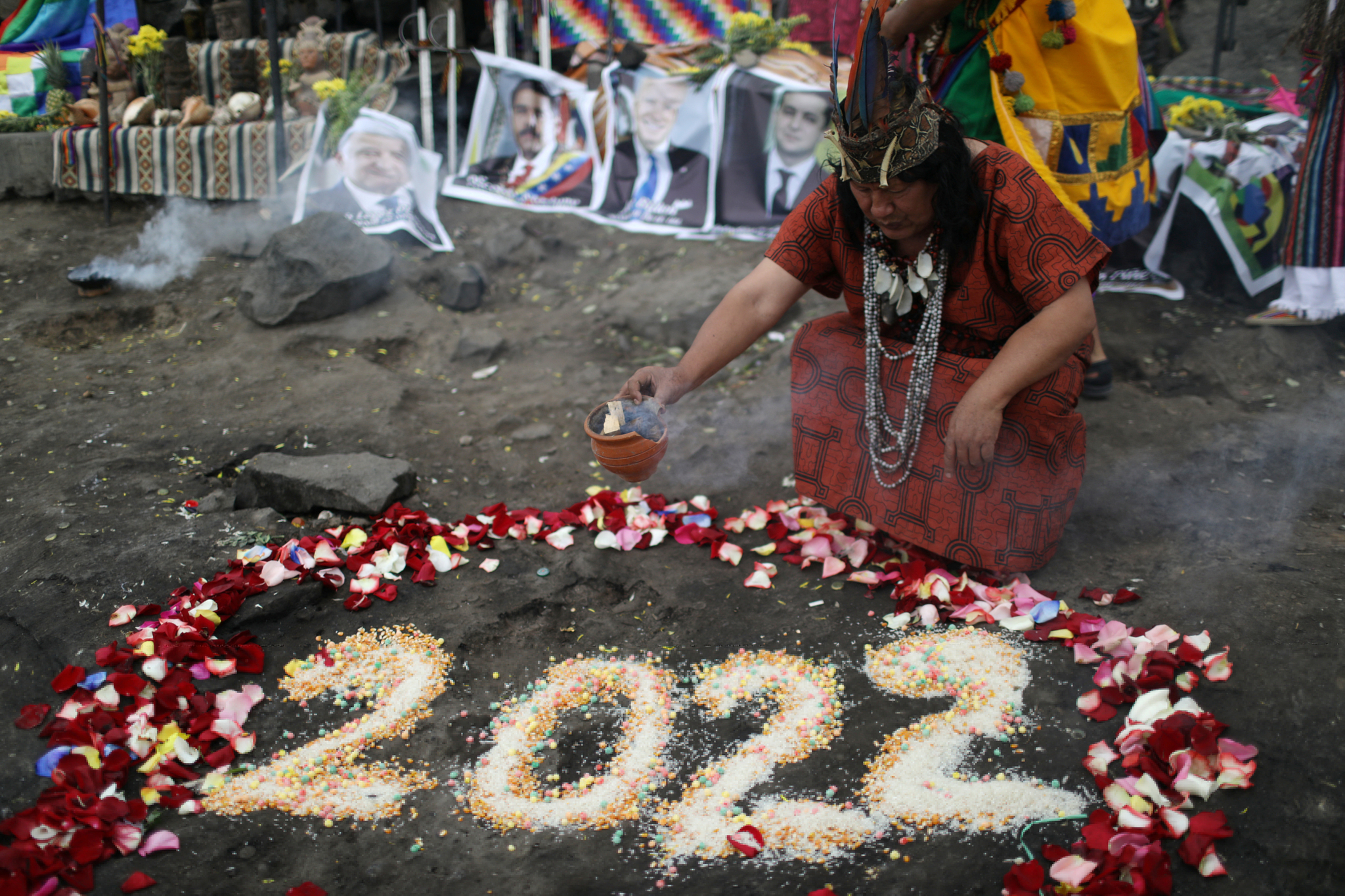 페루 주술사가 29일 리마의 산 크리스토발 언덕에서 2022년 예언의식을 진행하고 있다. 로이터=연합뉴스