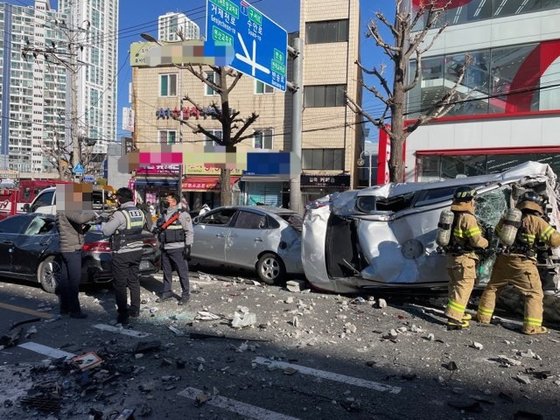 30일 낮 12시 32분 부산 연제구 홈플러스 앞 6차선 도로 위로 홈플러스 연산점 지상 5층 주차장 벽을 뚫고 나온 택시 차량이 추락했다. 이 사고로 택시 차량 운전자 A씨(71)는 사망하고, 7명이 부상을 입었다. 사진 부산경찰청 