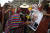 페루 주술사들이 마누엘 로페즈 오브라도르 멕시코 대통령 사진을 들고 2022년 예언의식을 하고 있다. 로이터=연합뉴스